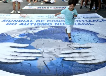 Crianças de 16 a 30 meses passarão por teste para detectar sinais de autismo (TEA) na atenção primária do SUS. Medida busca diagnóstico precoce e maior suporte às famílias.