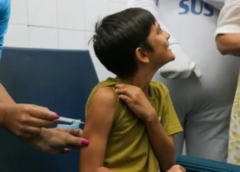 Secretaria de Saúde do DF promove mutirão de vacinação neste sábado (20) em 47 UBS e pontos estratégicos. Ação segue calendário oficial e exige documento de identificação.
