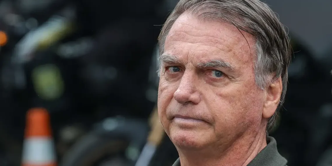 Jair Bolsonaro deixou prisão domiciliar nesta terça (16) para atendimento médico em Brasília após passar mal. Ex-presidente cumpre pena por decisão do STF.