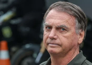 Jair Bolsonaro deixou prisão domiciliar nesta terça (16) para atendimento médico em Brasília após passar mal. Ex-presidente cumpre pena por decisão do STF.