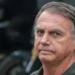 Jair Bolsonaro deixou prisão domiciliar nesta terça (16) para atendimento médico em Brasília após passar mal. Ex-presidente cumpre pena por decisão do STF.