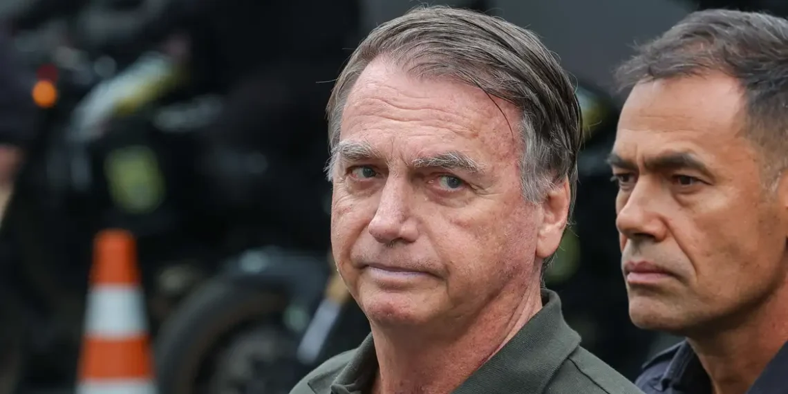 Jair Bolsonaro passou por cirurgia para retirada de oito lesões cutâneas no Hospital DF Star, em Brasília. Exames indicaram anemia por falta de ferro e pneumonia recente.