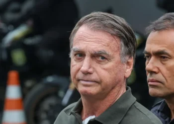 Jair Bolsonaro passou por cirurgia para retirada de oito lesões cutâneas no Hospital DF Star, em Brasília. Exames indicaram anemia por falta de ferro e pneumonia recente.