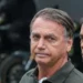 Jair Bolsonaro passou por cirurgia para retirada de oito lesões cutâneas no Hospital DF Star, em Brasília. Exames indicaram anemia por falta de ferro e pneumonia recente.