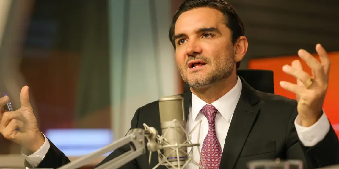 Celso Sabino deixa o Ministério do Turismo após decisão do União Brasil de sair da base do governo. Ministro cumprirá agenda até inauguração de obras da COP30 em Belém.