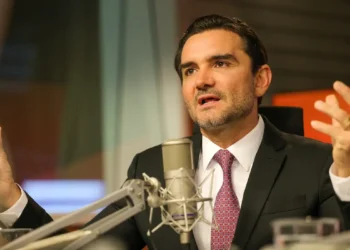 Celso Sabino deixa o Ministério do Turismo após decisão do União Brasil de sair da base do governo. Ministro cumprirá agenda até inauguração de obras da COP30 em Belém.
