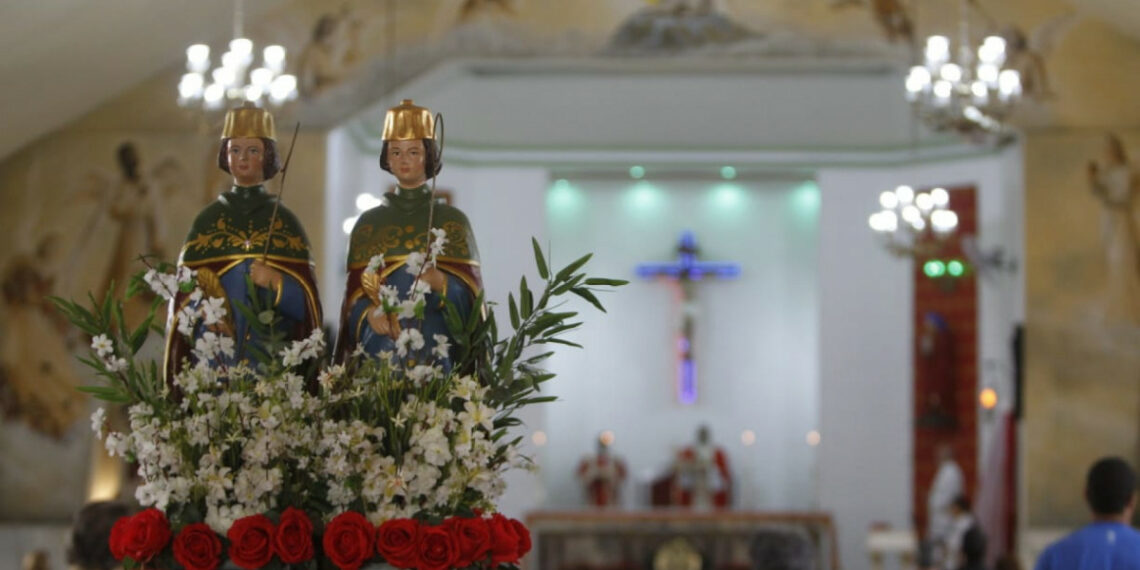 A festa de Cosme e Damião, celebrada em 26 e 27 de setembro, une tradição católica e religiões de matriz africana no Brasil, com doces para crianças e o prato de caruru aos Ibejis.