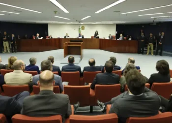 O ministro Cristiano Zanin marcou sessões extras no STF para julgar Bolsonaro e aliados acusados de trama golpista. Julgamento pode levar a penas de até 30 anos.
