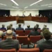 O ministro Cristiano Zanin marcou sessões extras no STF para julgar Bolsonaro e aliados acusados de trama golpista. Julgamento pode levar a penas de até 30 anos.