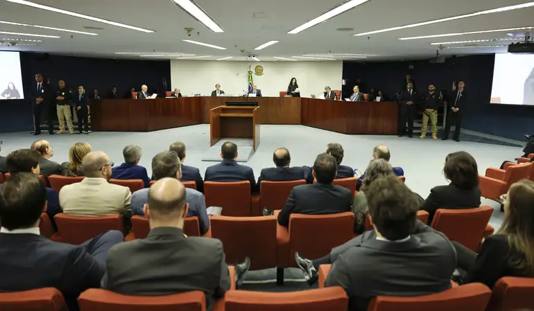 O ministro Cristiano Zanin marcou sessões extras no STF para julgar Bolsonaro e aliados acusados de trama golpista. Julgamento pode levar a penas de até 30 anos.
