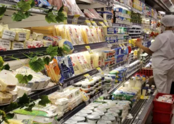 As exportações brasileiras de alimentos industrializados caíram 4,8% em agosto, puxadas pela tarifa de 50% dos EUA. China cresce como principal compradora e México amplia participação.