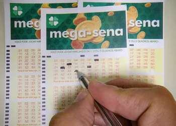 O concurso 2.920 da Mega-Sena será sorteado neste sábado (27), com prêmio acumulado de R$ 80 milhões. As apostas podem ser registradas até as 19h em lotéricas ou pela internet.