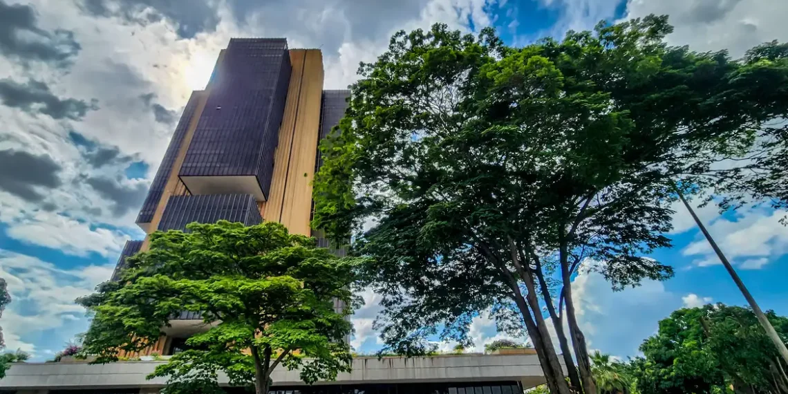 O Copom decidiu manter a taxa Selic em 15% e indicou que os juros devem permanecer elevados por período prolongado para conter a inflação, diante de incertezas externas e crescimento interno moderado.