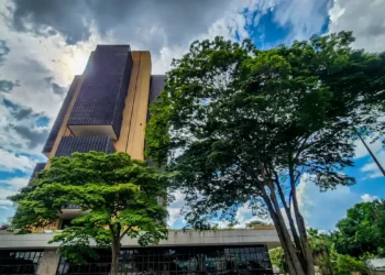 O Copom decidiu manter a taxa Selic em 15% e indicou que os juros devem permanecer elevados por período prolongado para conter a inflação, diante de incertezas externas e crescimento interno moderado.