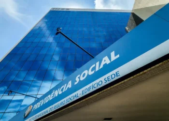 O INSS iniciou o recebimento de solicitações para pensão especial vitalícia e indenização para pessoas com deficiência permanente causada pela síndrome congênita do Zika. Pedidos devem ser feitos virtualmente pelo Meu INSS.