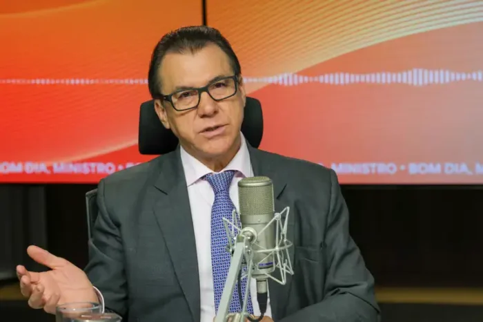 O ministro Luiz Marinho voltou a defender o fim da escala 6x1 e a redução da jornada semanal para 40 horas, destacando a importância da mobilização popular para pressionar o Congresso.