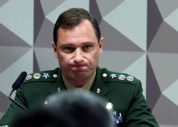 : O ministro Alexandre de Moraes, do STF, negou extinguir a pena de Mauro Cid e manteve medidas cautelares como tornozeleira eletrônica, retenção de passaporte e bloqueio de bens, no caso da trama golpista.