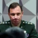 : O ministro Alexandre de Moraes, do STF, negou extinguir a pena de Mauro Cid e manteve medidas cautelares como tornozeleira eletrônica, retenção de passaporte e bloqueio de bens, no caso da trama golpista.
