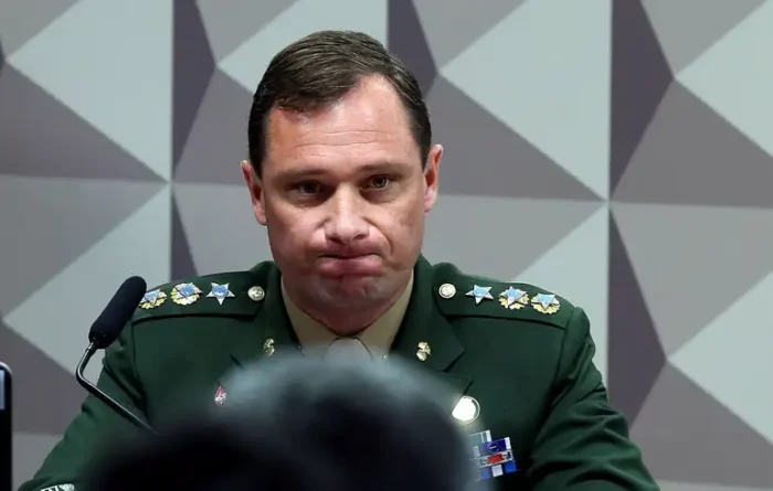 : O ministro Alexandre de Moraes, do STF, negou extinguir a pena de Mauro Cid e manteve medidas cautelares como tornozeleira eletrônica, retenção de passaporte e bloqueio de bens, no caso da trama golpista.