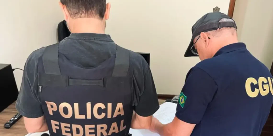 A Polícia Federal lançou a Operação Cambota, desdobramento da Sem Desconto, para apurar fraudes bilionárias em aposentadorias e pensões. Esquema teria desviado R$ 6,3 bilhões de beneficiários do INSS.