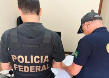 A Polícia Federal lançou a Operação Cambota, desdobramento da Sem Desconto, para apurar fraudes bilionárias em aposentadorias e pensões. Esquema teria desviado R$ 6,3 bilhões de beneficiários do INSS.
