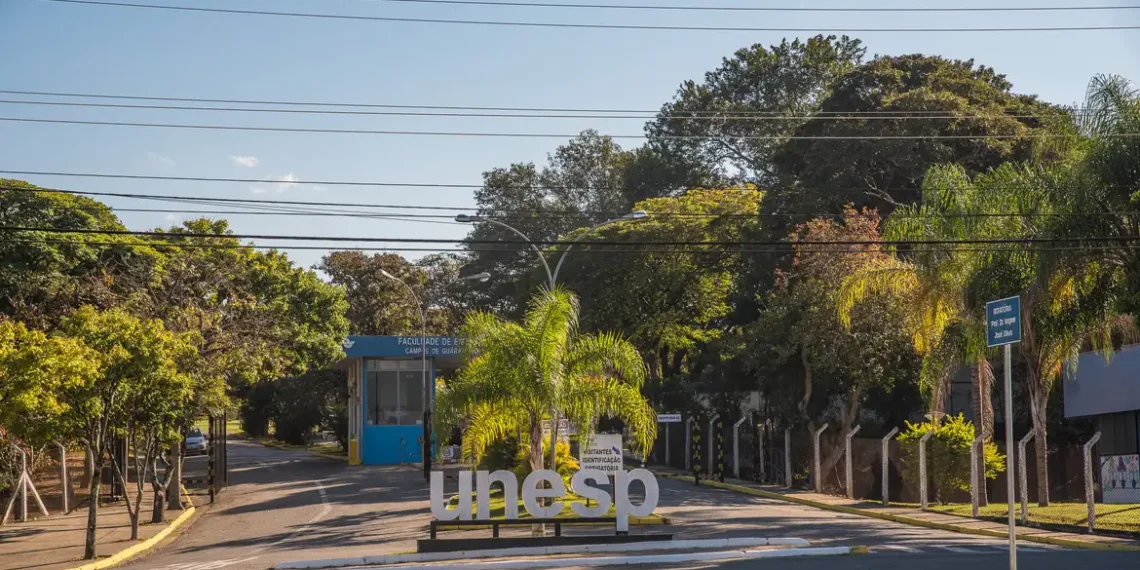 Vestibular Unesp 2025 oferece 5.867 vagas em 136 cursos de graduação em 24 cidades paulistas. Inscrições até 8 de outubro, taxa de R$ 210 com descontos para alunos da rede pública.
