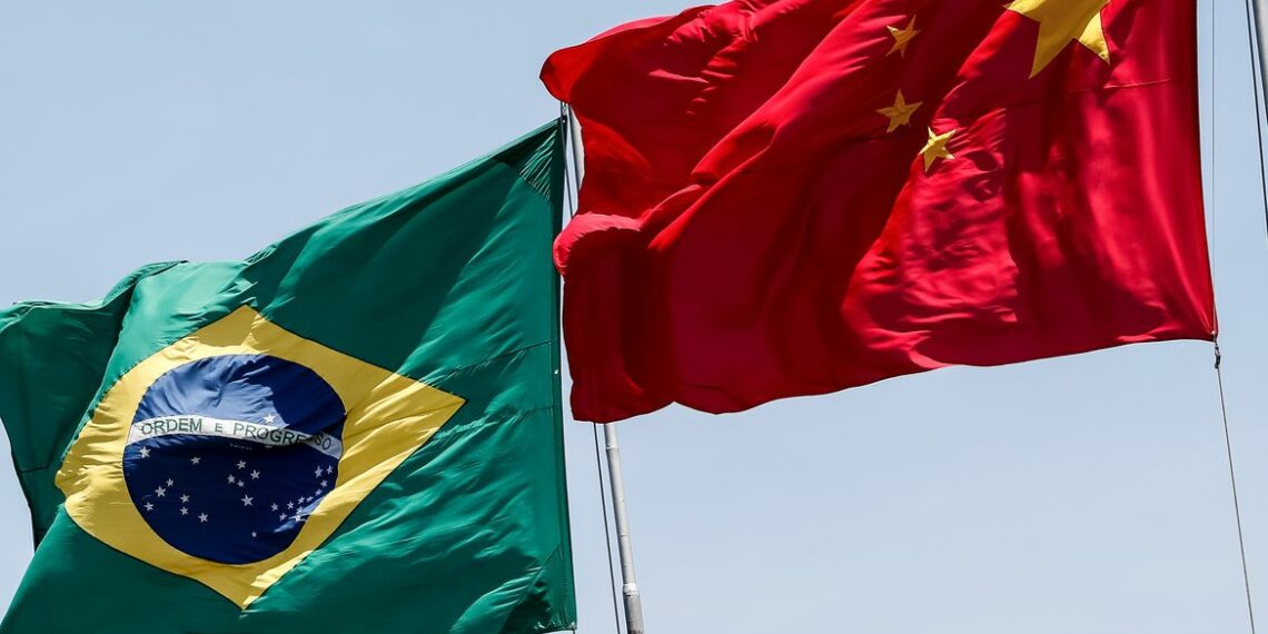O comércio Brasil-China impulsionou empregos formais: exportações cresceram 62% e importações 55,4% entre 2008 e 2022. A parceria é pilar da estabilidade econômica e do superávit brasileiro.