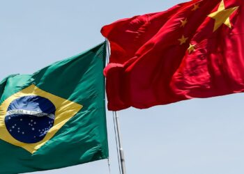 O comércio Brasil-China impulsionou empregos formais: exportações cresceram 62% e importações 55,4% entre 2008 e 2022. A parceria é pilar da estabilidade econômica e do superávit brasileiro.
