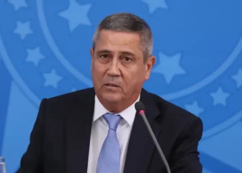 Militares acusados de envolvimento em tentativa de golpe, incluindo Jair Bolsonaro, podem perder patentes caso condenados, mas decisão cabe a processos internos das Forças Armadas e ao Superior Tribunal Militar.