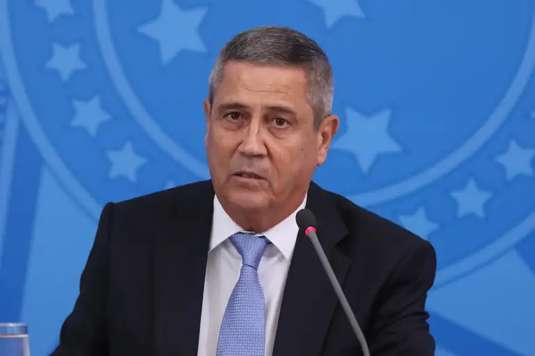 Militares acusados de envolvimento em tentativa de golpe, incluindo Jair Bolsonaro, podem perder patentes caso condenados, mas decisão cabe a processos internos das Forças Armadas e ao Superior Tribunal Militar.