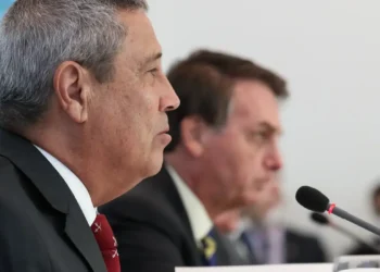 O Exército solicitou ao STF autorização para que o general Braga Netto, preso no Rio de Janeiro, realize exames dentários, fisioterapia, endoscopia e ressonância magnética fora da Vila Militar.