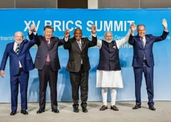 Lula participa de reunião virtual do Brics, discutindo comércio entre países do Sul Global, uso de moedas nacionais e reformas globais. Encontro ocorre após tarifas dos EUA.