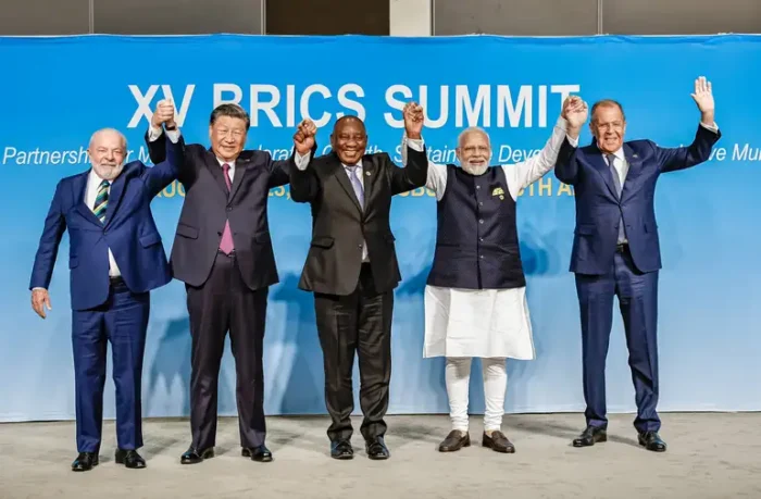 Lula participa de reunião virtual do Brics, discutindo comércio entre países do Sul Global, uso de moedas nacionais e reformas globais. Encontro ocorre após tarifas dos EUA.