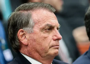 O STF condena Jair Bolsonaro e sete aliados por organização criminosa armada, tentativa de golpe e outros crimes. Condenação prevê mais de 20 anos de prisão, com possibilidade de recursos antes da execução das penas.