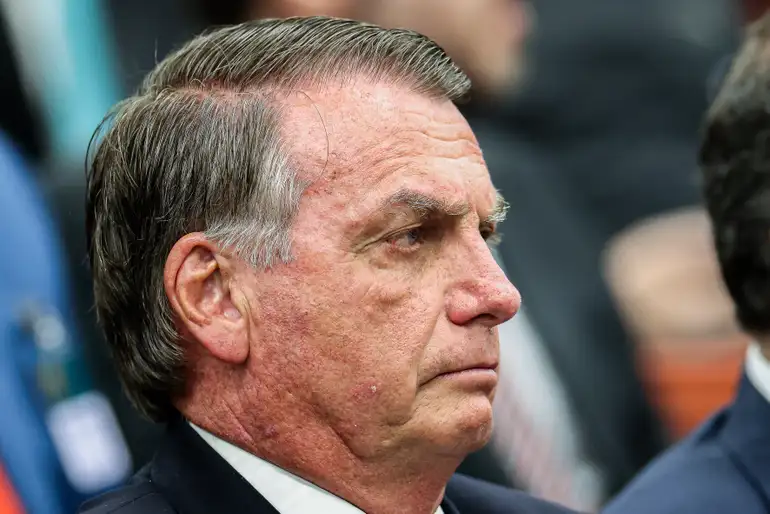 O STF condena Jair Bolsonaro e sete aliados por organização criminosa armada, tentativa de golpe e outros crimes. Condenação prevê mais de 20 anos de prisão, com possibilidade de recursos antes da execução das penas.