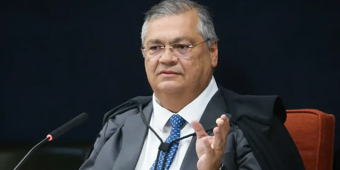O ministro Flávio Dino votou pela condenação de Jair Bolsonaro e sete aliados por tentativa de golpe de Estado. STF já tem 2 votos a 0; penas podem chegar a 30 anos.