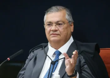 O ministro Flávio Dino votou pela condenação de Jair Bolsonaro e sete aliados por tentativa de golpe de Estado. STF já tem 2 votos a 0; penas podem chegar a 30 anos.