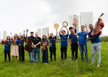 A Orquestra Criança Cidadã, nascida no bairro do Coque (Recife), leva jovens como Callyandra Santos e Davi Andrade para uma turnê internacional pela paz, com apresentações na Ásia, Europa e no Vaticano para o Papa Francisco.