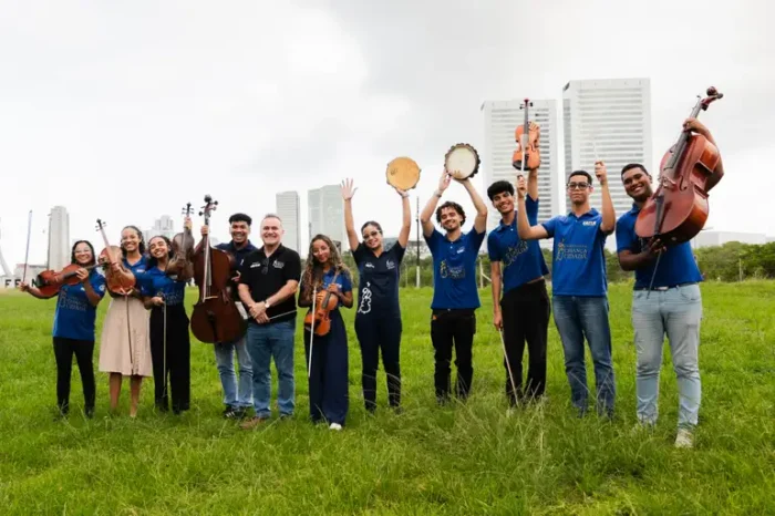 A Orquestra Criança Cidadã, nascida no bairro do Coque (Recife), leva jovens como Callyandra Santos e Davi Andrade para uma turnê internacional pela paz, com apresentações na Ásia, Europa e no Vaticano para o Papa Francisco.