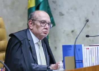 O ministro Gilmar Mendes afirmou que o Supremo Tribunal Federal sobreviveu aos ataques de 8 de janeiro e elogiou a presidência de Luís Roberto Barroso pela condução dos processos contra réus do episódio golpista.