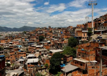 O programa Favela Seguros Cria está com inscrições abertas para cursos gratuitos de audiovisual e influência digital. A iniciativa deve alcançar 5 mil jovens de favelas em todo o Brasil, promovendo inclusão social e geração de renda.