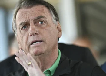 Ex-presidente Jair Bolsonaro e sete aliados condenados por tentativa de golpe podem começar a cumprir penas de 16 a 27 anos até dezembro. Decisão depende de recursos e será determinada pelo STF.