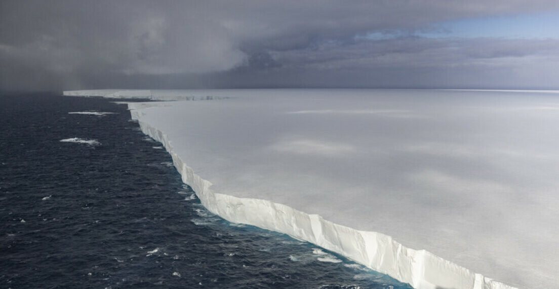 O maior iceberg do mundo, A23a, perdeu cerca de 1.000 km² no inverno antártico. Segundo o Instituto de Pesquisa do Ártico e Antártico, sua área atual é de 1.750 km², o que equivale a São Petersburgo.