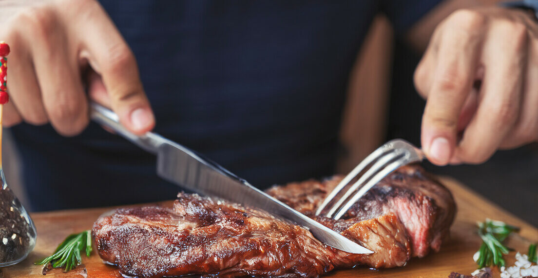 Estudo dos EUA e Canadá sugere que proteína animal pode reduzir risco de câncer, mas pesquisadores britânicos contestam a interpretação, destacando que carne vermelha continua associada a doenças crônicas.