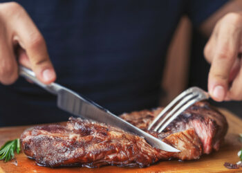 Estudo dos EUA e Canadá sugere que proteína animal pode reduzir risco de câncer, mas pesquisadores britânicos contestam a interpretação, destacando que carne vermelha continua associada a doenças crônicas.