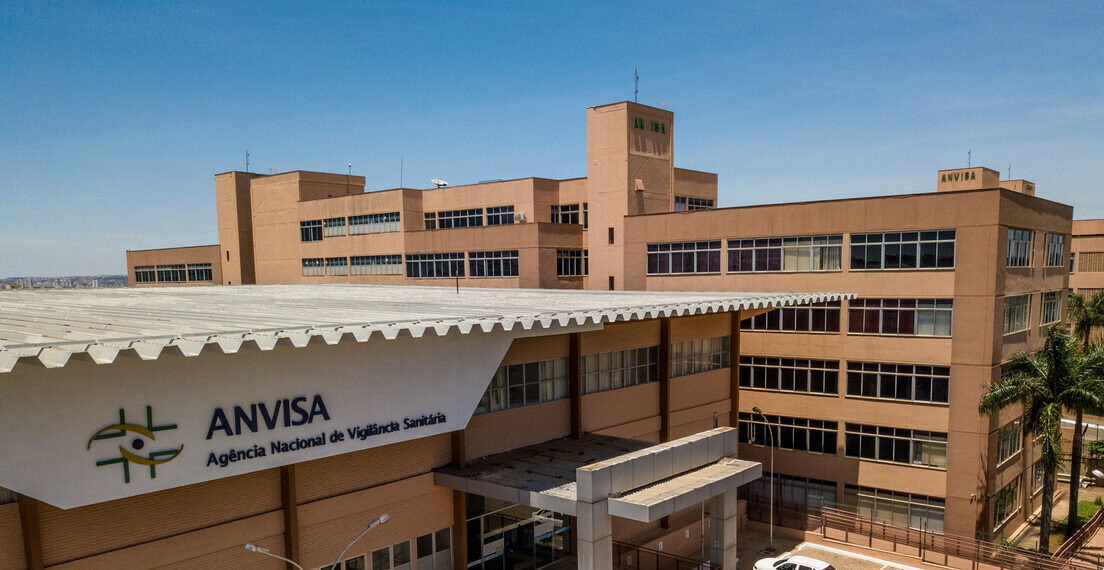 A Anvisa aprovou o uso do medicamento Elahere para pacientes com câncer de ovário resistente à quimioterapia. O tratamento inédito demonstrou aumento na sobrevida global em estudo clínico internacional.
