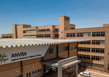 A Anvisa aprovou o uso do medicamento Elahere para pacientes com câncer de ovário resistente à quimioterapia. O tratamento inédito demonstrou aumento na sobrevida global em estudo clínico internacional.