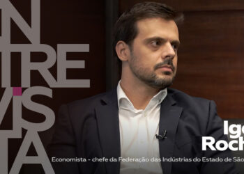 Em entrevista à RT, Igor Rocha, economista-chefe da Fiesp, avalia que o tarifaço de Trump pode elevar a inflação nos EUA e reduzir o crescimento brasileiro, pressionando setores como máquinas, móveis e café.
