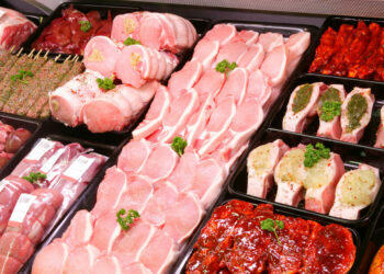 China anuncia tarifas de até 62,4% sobre carne suína e derivados importados da União Europeia a partir de 10 de setembro, em retaliação às taxas aplicadas pelo bloco a veículos elétricos.