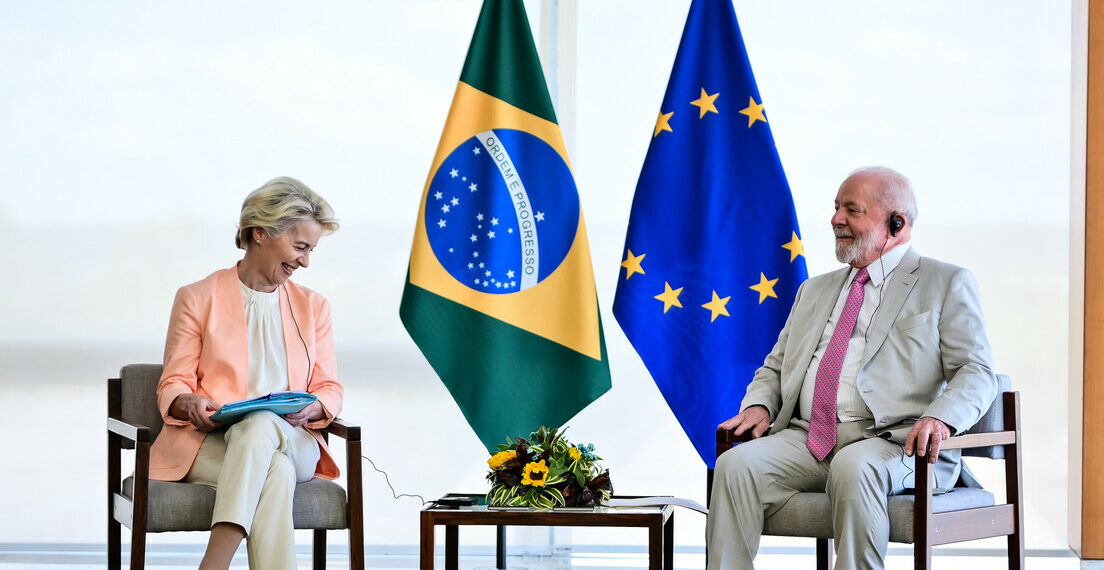 Em ligação com Ursula von der Leyen, presidente da Comissão Europeia, Lula cobrou o respeito aos termos do acordo Mercosul-União Europeia e afirmou que qualquer regulamento interno da UE deve seguir o espírito do tratado. O presidente espera concluir a assinatura ainda em 2025.